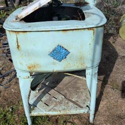 Antique Meadow Wringer Washing Machine – Rusted & Weathered for Restoration

