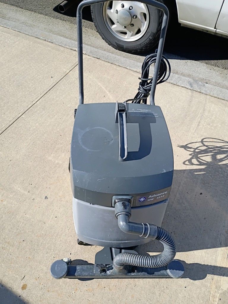 Advance GW 4512 Wet Dry Vacuum With 24 Inches Front Squeegee
