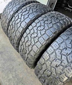 275: 65R18 Toyo brand Tires usadas en perfecta condición 80%life