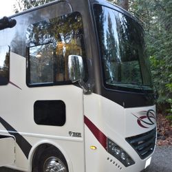 Thor Hurricane- 2019 (Motorhome)