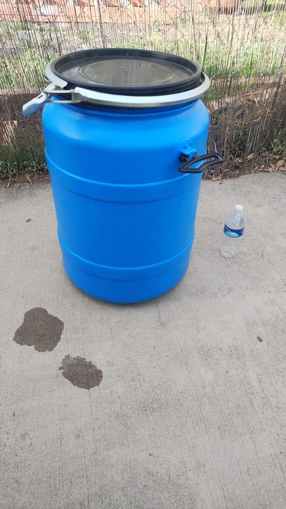16 gallon Drum ---air Tight And Smell proof food grade plastic poly drum barrels .