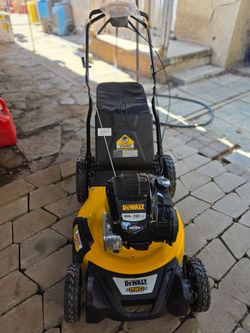 DEWALT 21 in. 163cc Briggs and Stratton 725Exi Engine Rear Wheel Drive 3-in-1 Gas Self Propelled Walk Behind Lawn Mower