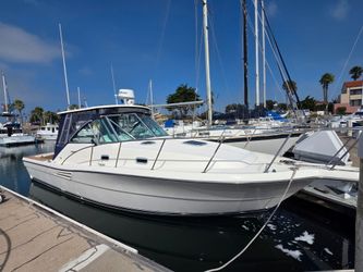 Pursuit 3000 Express 30' Offshore Fishing / Cruiser
