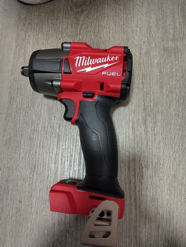 Milwaukee M18 Fuel Brushless Cordless 1/2' mid-torque Impact Wrench 4 Speed 650 Ft-lbs With friction Ring 18v tool only new 
