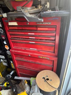 Metal tool box and crest stackable