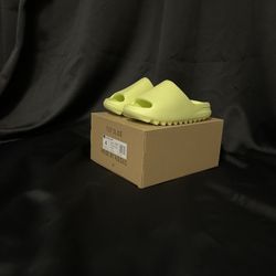 Yeezy Slide Glow Size 4