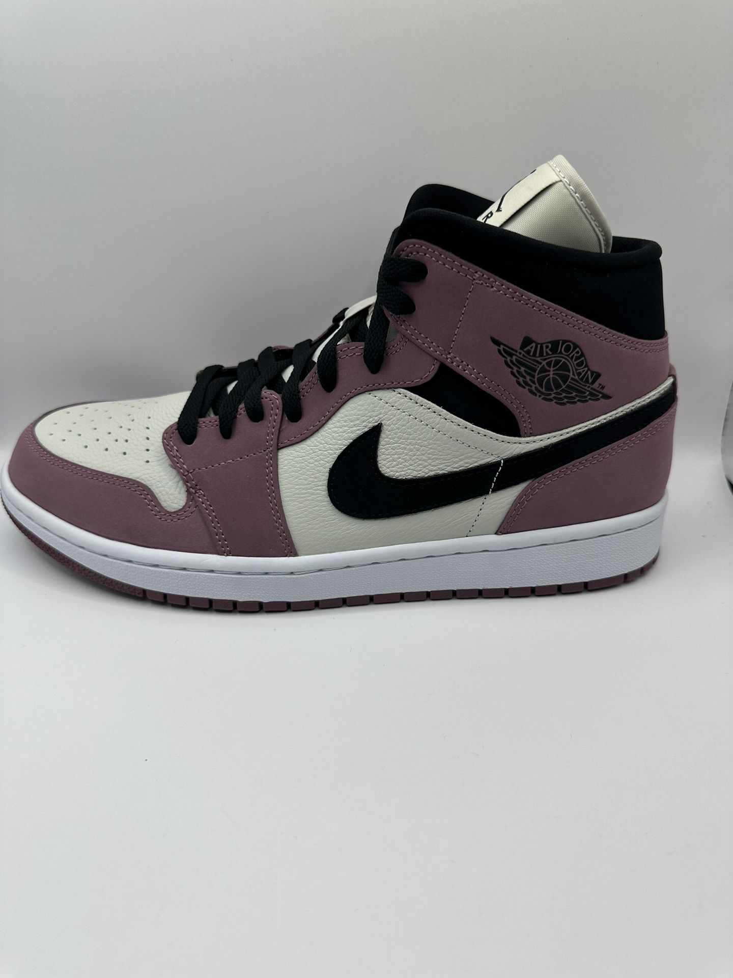 **BRAND NEW** Jordan 1 Retro “Mulberry” Sz 10m/11.5w