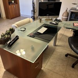 🚨 MOVING SALE - FANCY DESK NEEDS NEW HUMAN! 🚨