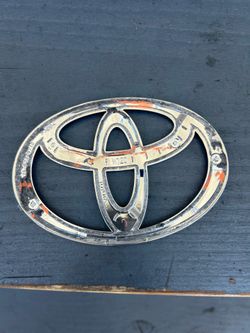 2023/2026 Toyota Prius Front Emblem Crome OEM Used