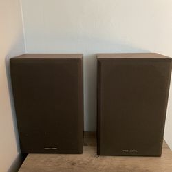 Realistic 40 W 8 Ohm Book shelf Speakers