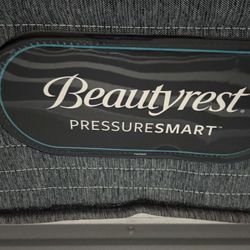 Like New Queen Size Beautyrest Mattress With Mattress Cover