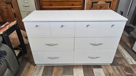 White 6 drawer dresser