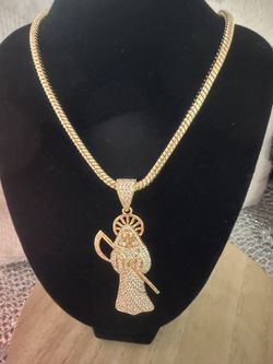 Gold plated with four layers of 14k gold, suitable for daily use, can get wet, very good quality, does not harm the skin, 