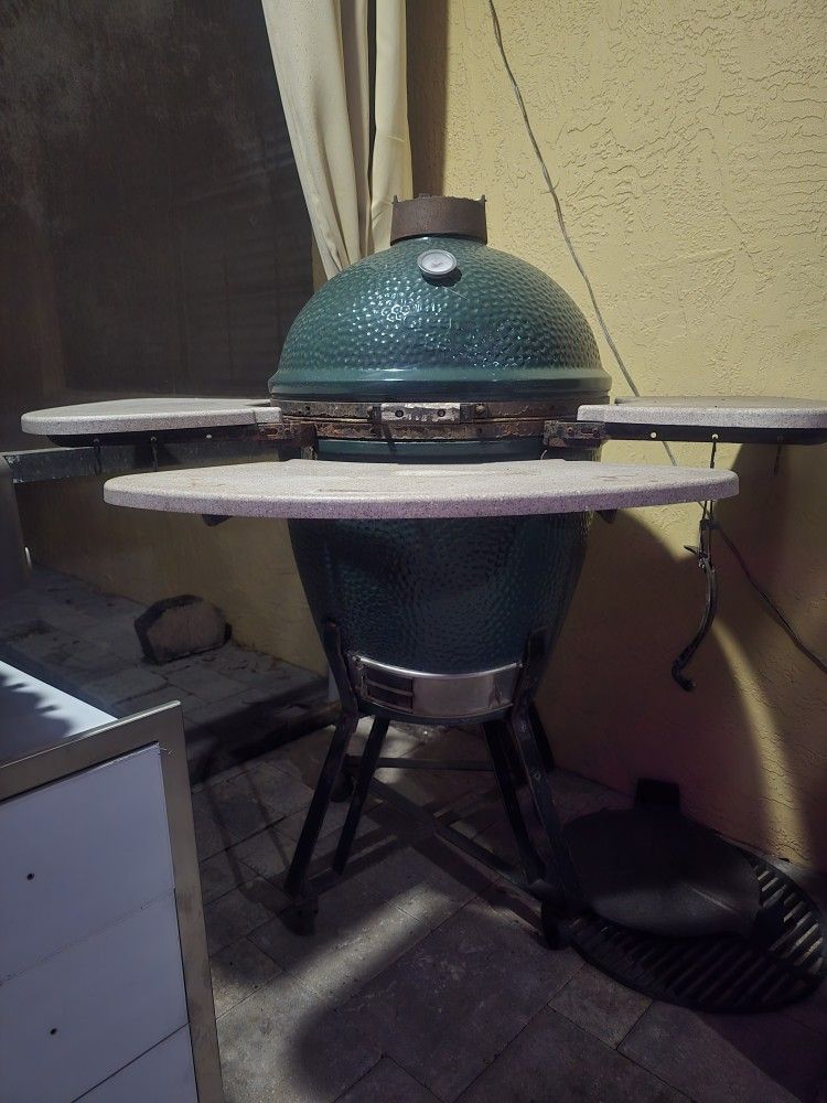 Big Green  Egg  BBQ 