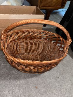 Large Handwoven Wicker Basket with Handle – Great Condition
