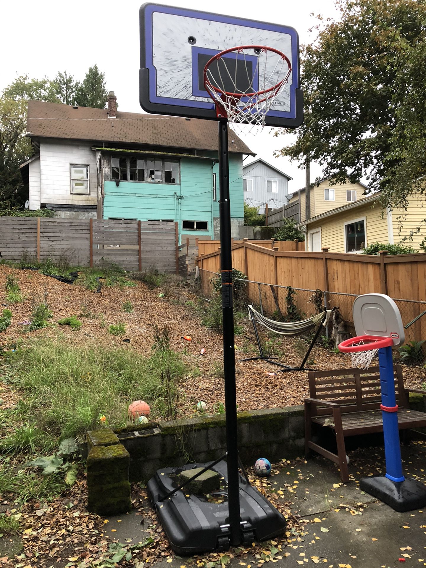 FREE!!! Outdoor Basketball 🏀 Hoop!! Great condition and assembled!