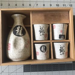 Open box Ceramic Japanese /w chinese word  Saki Set ( 4 cups, 1 pot)， never used