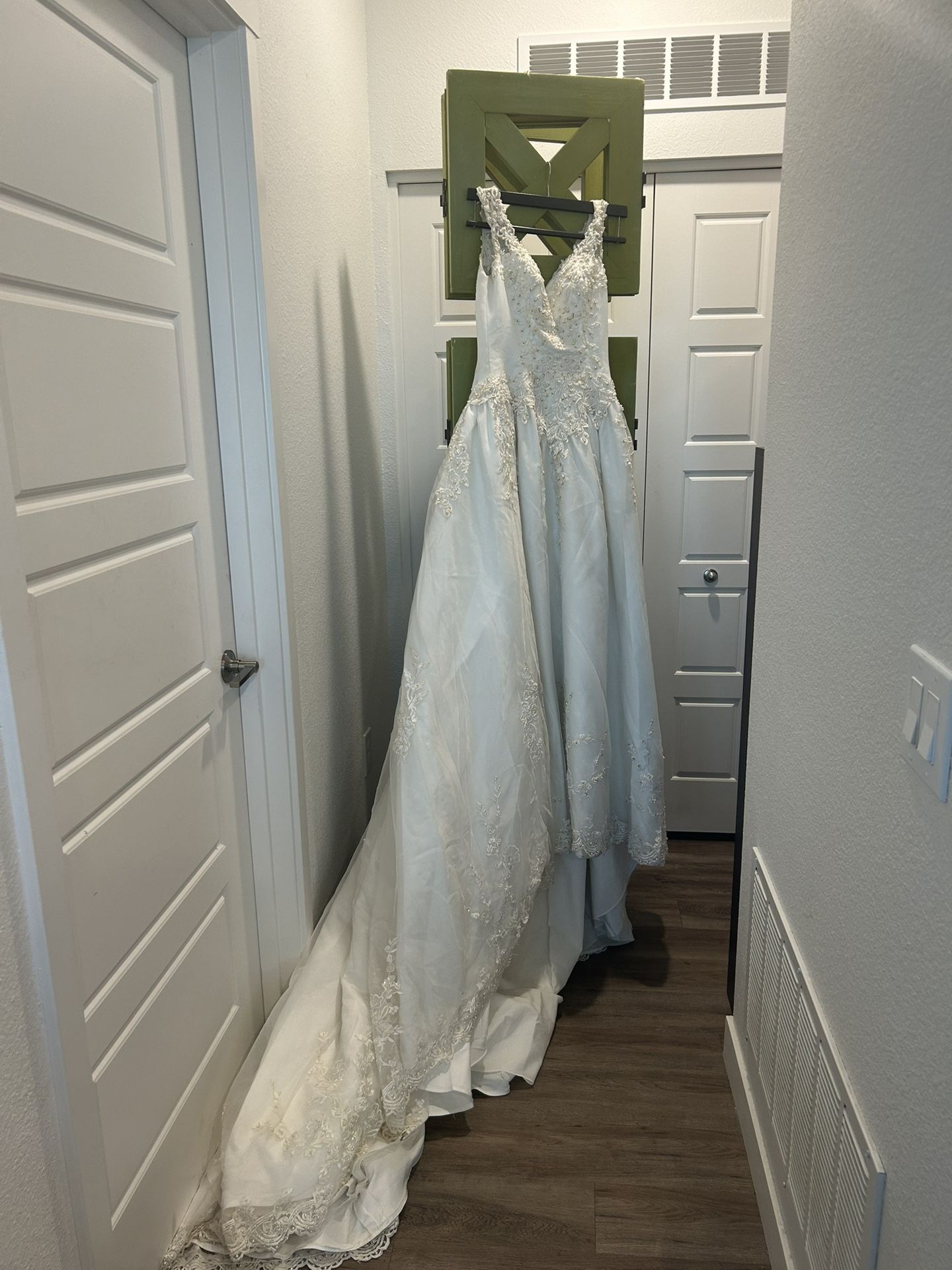 Wedding Dress Size 8–12 – Lace & Pearl Ballgown with Train, Corset Back