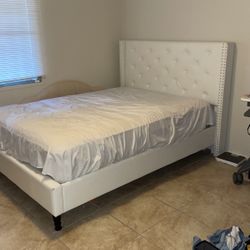 Queen Bed, Mattress &Box Spring 150$ •delivery