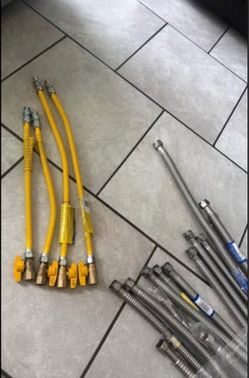 Water heater hose connectors/ mangueras para calentones de agua 24”/18”