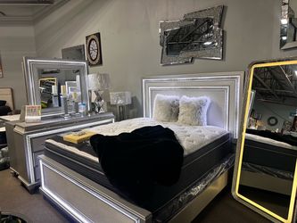 Glamorous bed set! 🏠🤍✨ Easy Financing available!