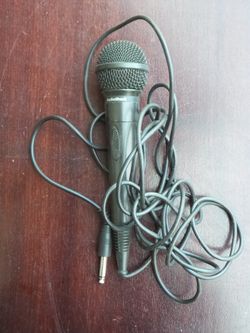 RadioShack Unidirectional Dynamic Microphone AV DJ