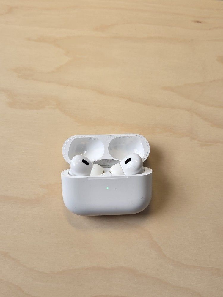 Apple Airpods Pro. USB C Charging Port. New Gen. Like New condition
 T