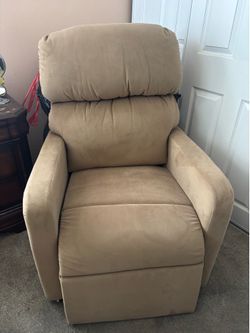Golden Technologies Comfy Lift Chair/ recliner medical grade