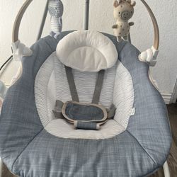 Ingenuity Simple Comfort Compact Swing with Wood Toy Bar