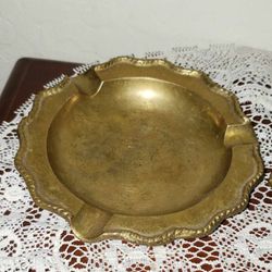 VINTAGE ROUND ORNATE SOLID BRASS MID CENTURY ASHTRAY ACCENT TABLE DECOR DISPLAY CENTERPIECE COLLECTABLE