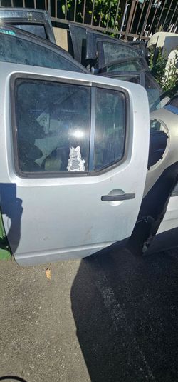 2016 Nissan Frontier left side rear door