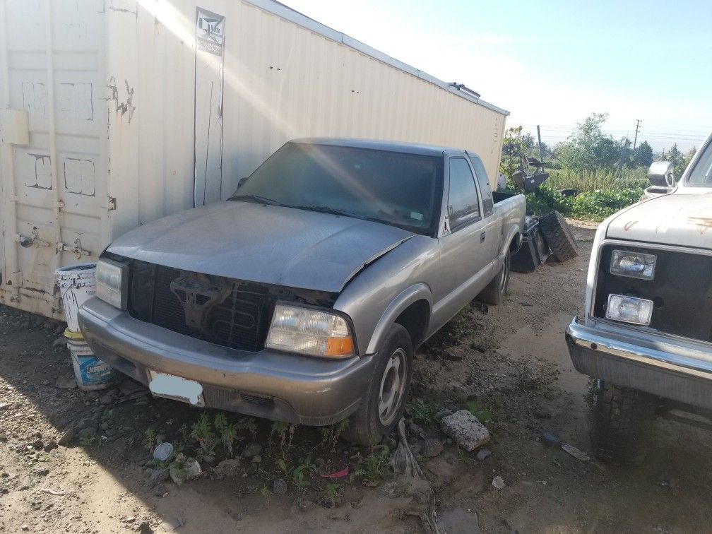 2000 GMC SANOMA for parts