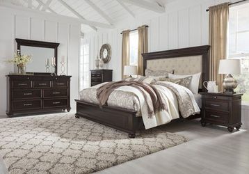 🟡IN STOCK 🟡 Brynhurst Dark Brown Upholstered Panel Bedroom Set Thumbnail