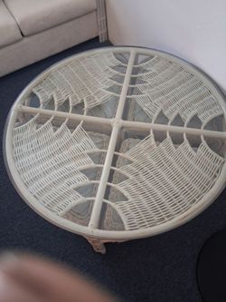 Round White Wicker Coffee Table with Glass Top 4 wedge seats