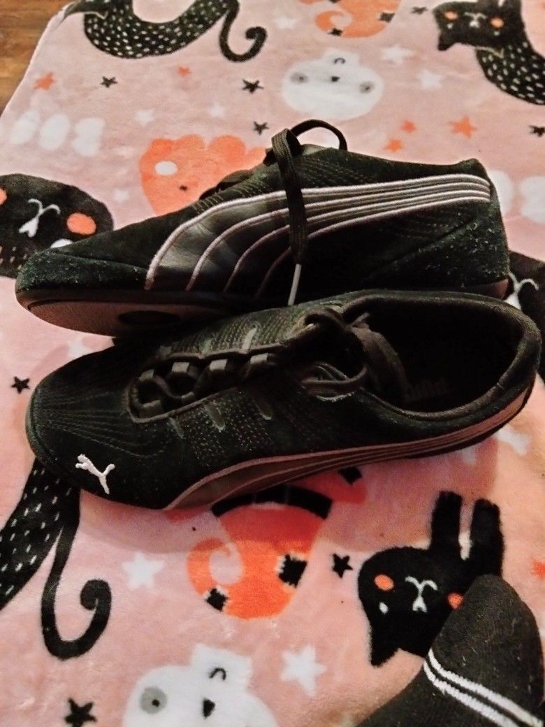 Women's Pumas Size 7 1/2