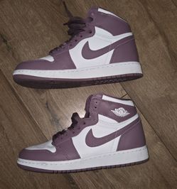 Jordan 1s Size 5.5 youth / womens 7 purple and white
