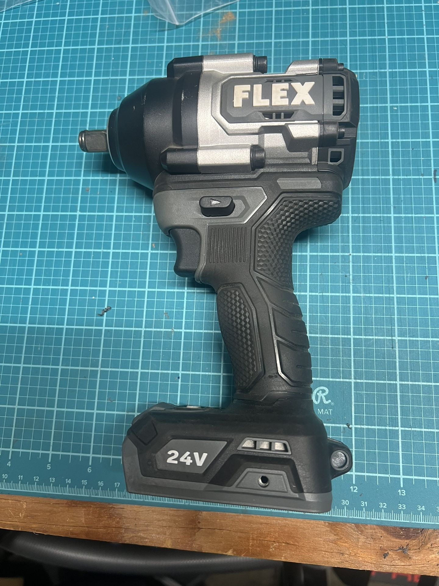 Flex 24v Mid Torque Impact Wrench