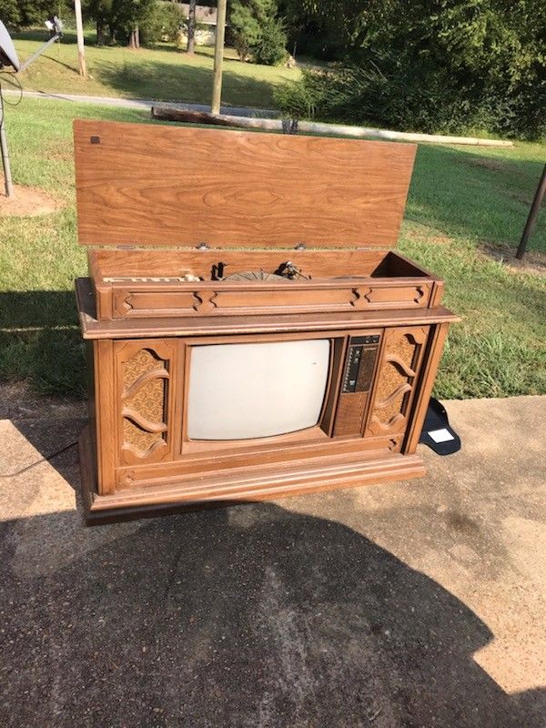 1980 model TV and radio