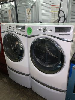 WHIRLPOOL front load washer and electric dryer with pedestals in excellent conditions