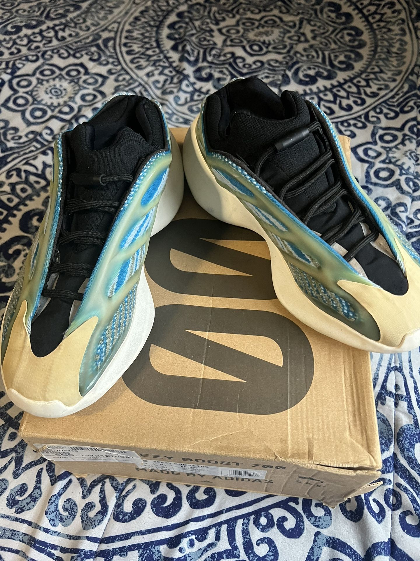 Yeezy 700 V3 'Arzareth' Blue Size