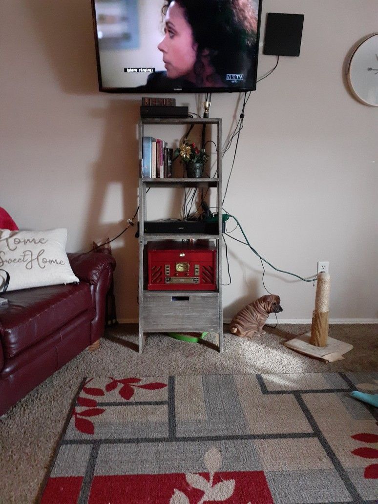 Ladder Stand, Grayish White