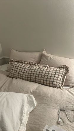 Like New! Heather Taylor Home Pillow W. Insert 