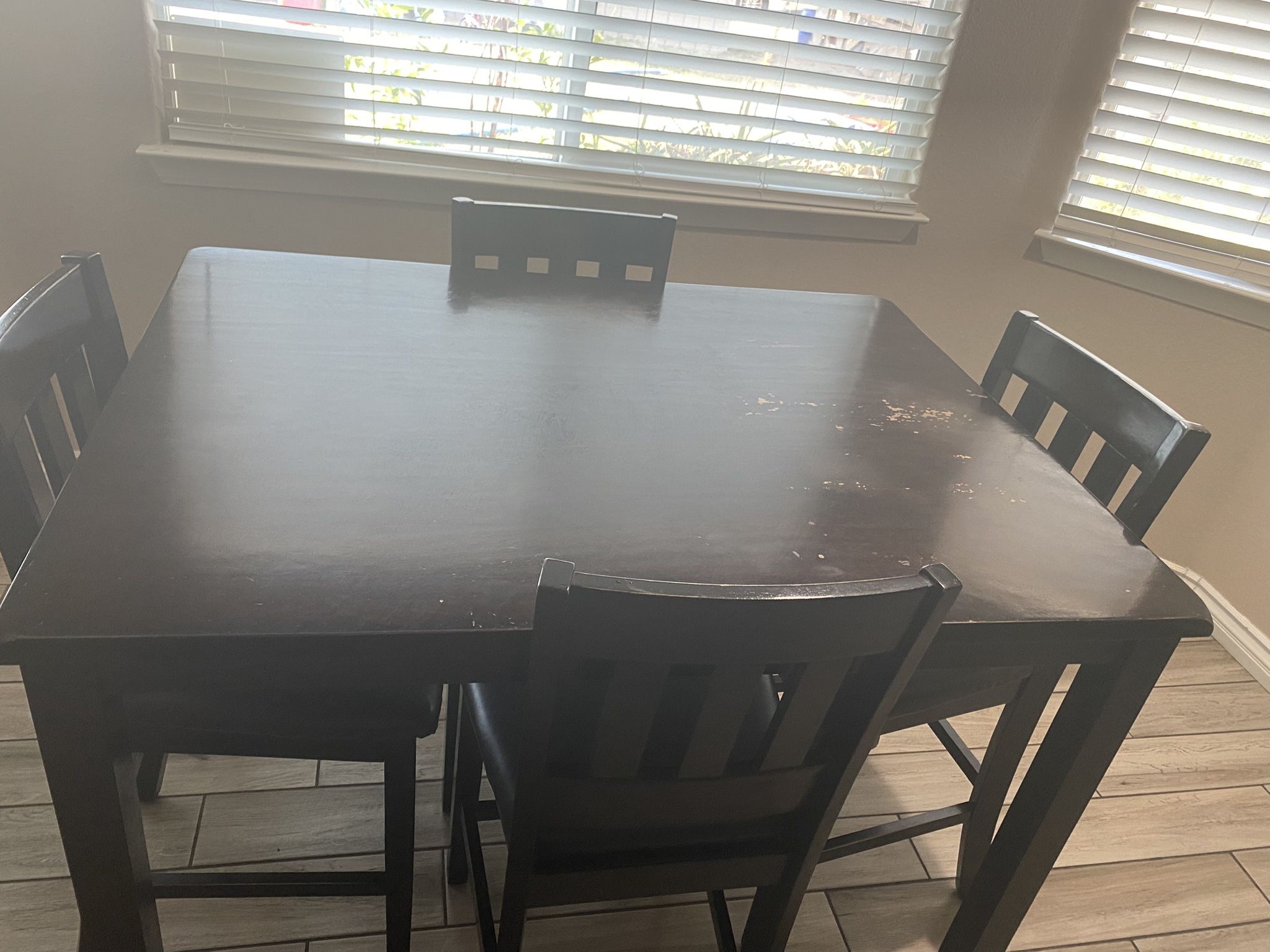 Madera De 4 Sillas $100