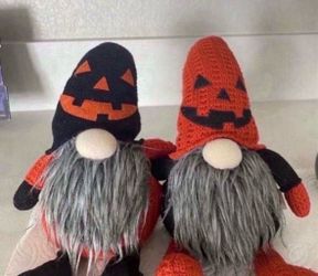 2 HALLOWEEN GNOMES HUGGING