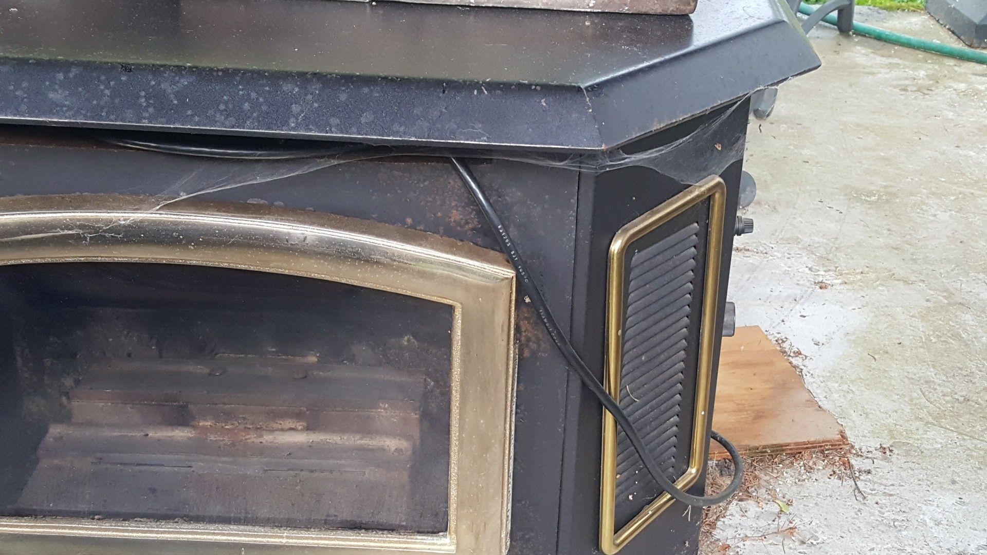 The Earth stove pellet stove used good condition for Sale in Federal