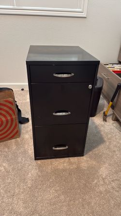 Metal Locking 3 drawer file cabinet.