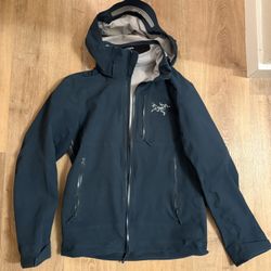 Men arcteryx beta goretex jacket. Size small.