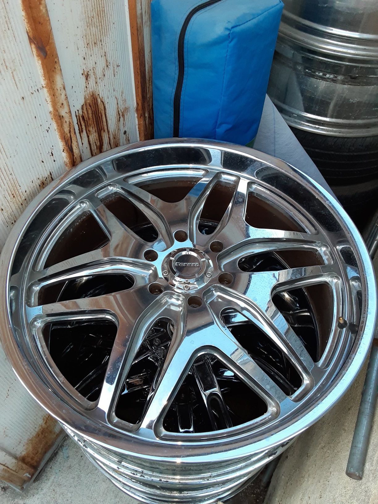 Rims 22"para ford 6 hollos son solo 3 only 3. I only have three 3 rims, with 6 holes.
