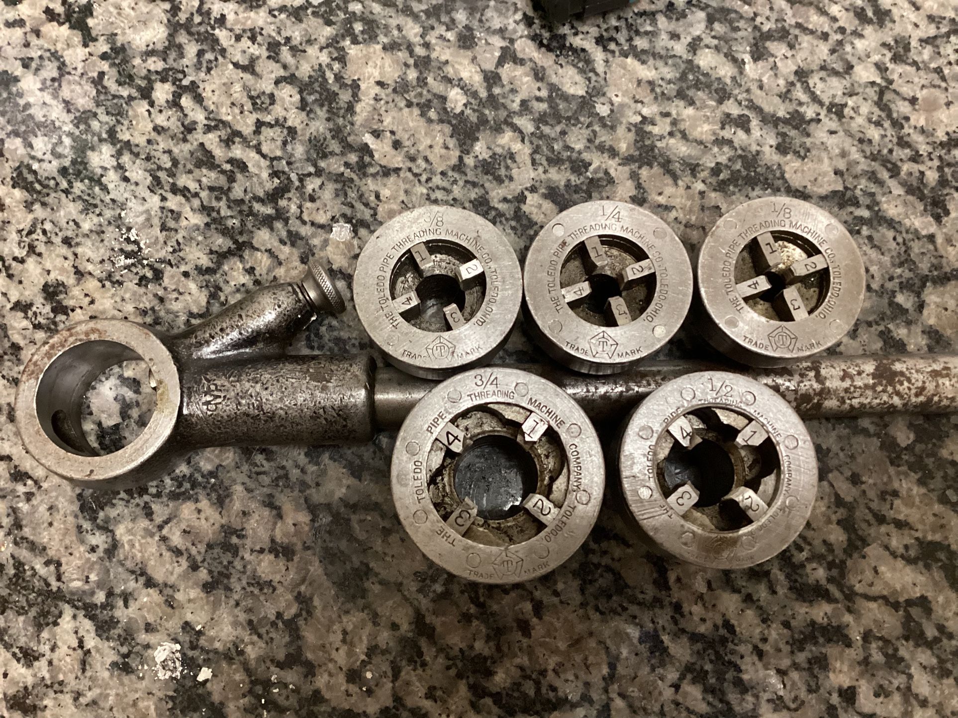 Toledo Pipe Threading Machine 5 Dies 1 Ratchet Head 3/4” 1/2” 3/8” 1/4” 1/8” VTG
