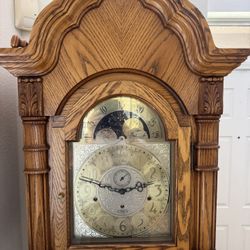 Beautiful Sligh Grandfather Clock in medium oak.
